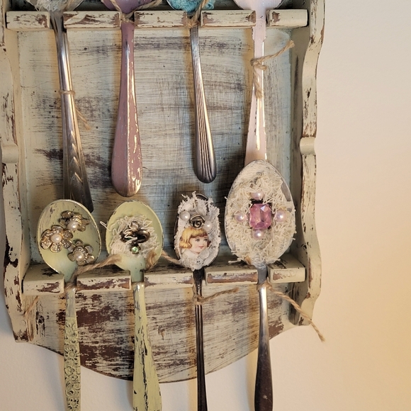 Vintage Look Spoon Holder and Decorated Spoons - Picture 4 of 6